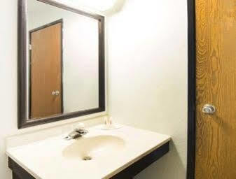 Super 8 By Wyndham Pittsburgh Pa Airport-university Area Hotel